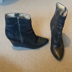 Frye Regina Black Leather Wedge Ankle Boots sz 9.5